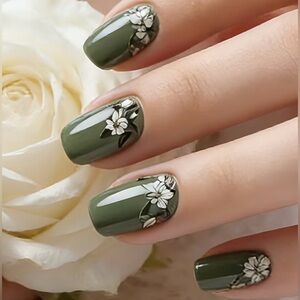 Brand New 24pcs Elegant Floral Design Press-On Nails